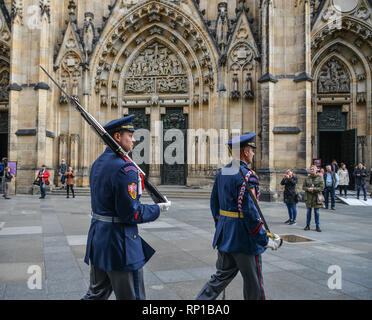 Praga, Repubblica Ceca - Ott 26, 2018. Modifica della guardia al Castello di Praga (Repubblica Ceca). Questa è una delle più importanti istituzioni culturali in Czech Republ Foto Stock