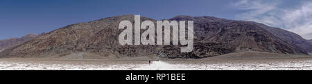 Vista panoramica da salina, bacino Badwater, Parco Nazionale della Valle della Morte, California, Stati Uniti. Foto Stock