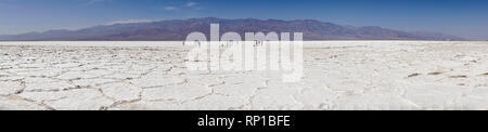 I visitatori di uscire su salina al bacino Badwater, Parco Nazionale della Valle della Morte, California, Stati Uniti. Foto Stock