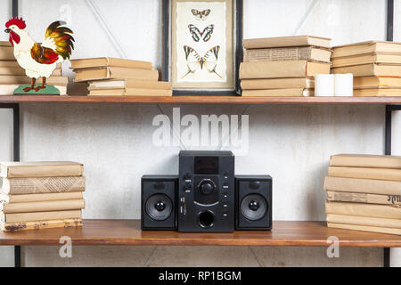 Compatto centro di musica d'annata loft residenziale interno sul ripiano Foto Stock