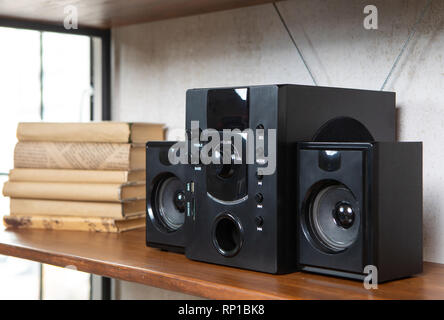 Compatto centro di musica d'annata loft residenziale interno sul ripiano Foto Stock