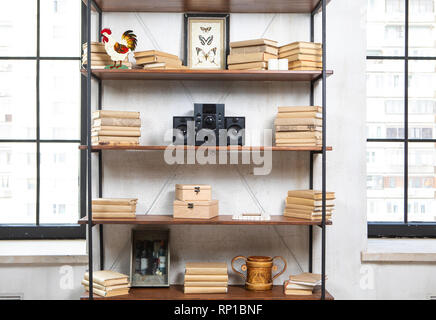 Compatto centro di musica d'annata loft residenziale interno sul ripiano Foto Stock