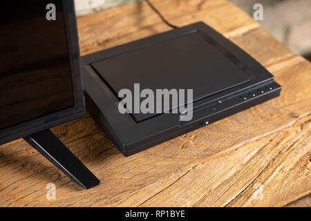 Compatto lettore DVD all'interno sul cabinet del televisore Foto Stock
