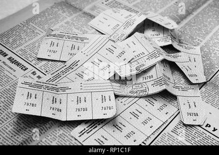 Food Stamps per l'acquisto di zucchero, salsiccia produrre, olio vegetale su un quotidiano nazionale "PRAVDA"1990 al momento della crisi economica 1991 URSS Foto Stock