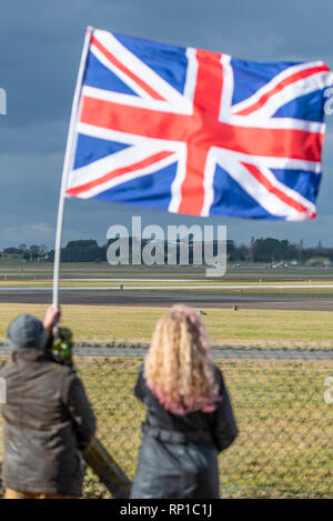 Royal Air Force Panavia Tornado GR4 jet da combattimento tenuto spento per prendere parte nella RAF Tornado Tour d'Addio intitolato finale. Persone wave Union Jack flag Foto Stock