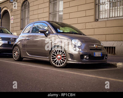 Milano, Italia-febbraio 15, 2019: Fiat 500 Abarth 595 a strade di città Foto Stock