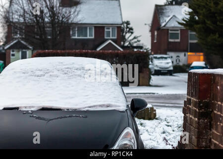 Un thin​ copertura di neve sulla parte anteriore della vettura e su alcuni tetti in Inghilterra meridionale, Febbraio 2019 Foto Stock