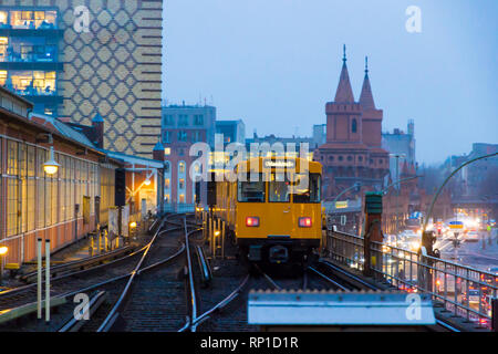 Berlino, Germania. La Warschauer Strasse stazione della metropolitana in inverno al tramonto Foto Stock