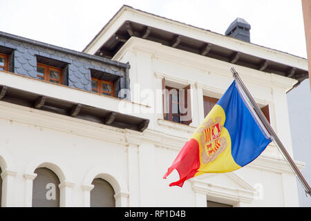 La Vella Andorra. Una bandiera di Andorra appendere fuori in una strada del centro città Foto Stock