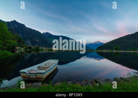 Imbarcazione attraccata nel lago di Novate Mezzola a sunrise, Valchiavenna, provincia di Sondrio e della Valtellina, Lombardia, Italia Foto Stock