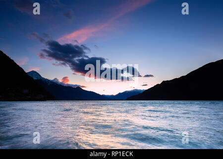 Tramonto sul lago di Novate Mezzola e Verceia, Valchiavenna, provincia di Sondrio e della Valtellina, Lombardia, Italia Foto Stock