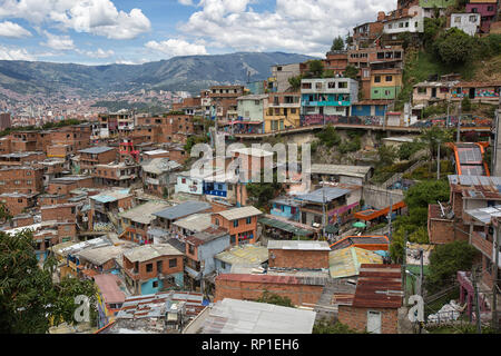 Medellin, Colombia - 20 agosto 2018: tipica architettura nel famoso 13 distretto della città Foto Stock