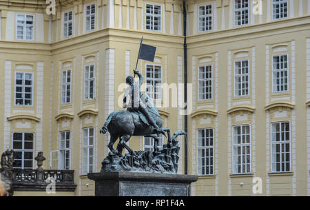 Praga, Repubblica Ceca - Ott 26, 2018. Il monumento in bronzo di eroe nel complesso del Castello di Praga Repubblica Ceca. Foto Stock