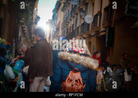 Donna turistiche a piedi attraverso un mercato e ristoranti a San Sebastian. Pinchos e tapas cibo. Donostia Foto Stock