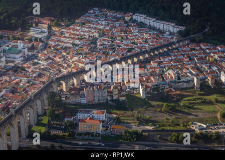 Aqueduto das Aguas Livres - Acquedotto di acque libere visto da un piano nella città di Lisbona, Portogallo Foto Stock