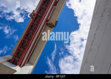 25 de Abril Bridge a Lisbona, Portogallo che connettono la città del comune di Almada sul lato sinistro del fiume Tago Foto Stock