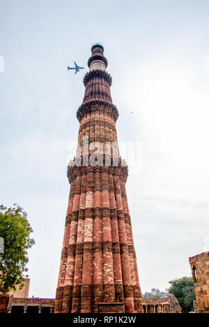 Qutub Minar moschea, i mondi più alto free standing minareto in Delhi India Foto Stock