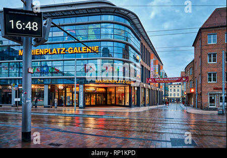 AOK a Marienplatz nella città vecchia di Schwerin. Meclenburgo-pomerania Occidentale, Germania Foto Stock