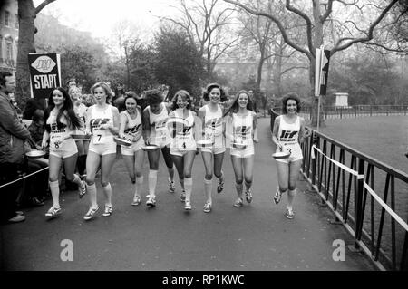 Umorismo/insolita / Sport. La carità Pancake Race. Lincoln' s Inn campi. Febbraio 1975 75-00807 Foto Stock