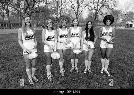 Strane storie di Londra. Beauty Queens (chi sarà il pancake race il martedì) e baby elephant Minoti - ella è 5, ma per un elefante che è un bambino. Febbraio 1975 75-00776-004 Foto Stock