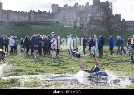 L annuale Martedì Grasso partita di calcio di fronte a Alnwick Castle, Northumberland. Il 'n' regole di gioco vedi le parrocchie di San Paolo e di San Michele andare testa a testa tra le ombre di Alnwick Castle per la città¿¿s peculiare prendere sul calcio che è accaduto qui su Pancake giorno poiché il 1800s. Il 28 febbraio 2017 Foto Stock