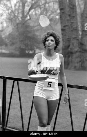 Umorismo/insolita / Sport. La carità Pancake Race. Lincoln' s Inn campi. Febbraio 1975 75-00807-006 Foto Stock