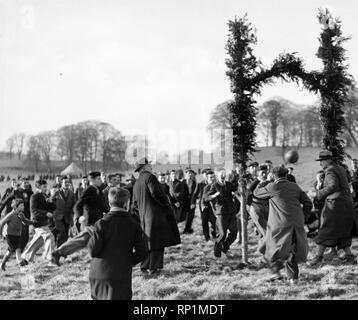 Il primo 'Hale' essendo segnato per St Micheal è chi ha vinto, da 2-1 in annual Shrovetide football match ad Alnwick ieri. Il 10 febbraio 1937. Foto Stock