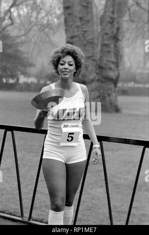 Umorismo/insolita / Sport. La carità Pancake Race. Lincoln' s Inn campi. Febbraio 1975 75-00807-005 Foto Stock