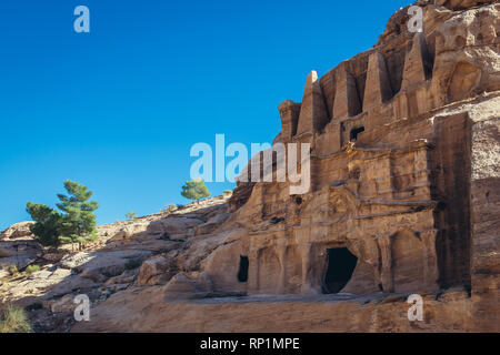 Obelisco tomba e Bab come Siq Triclinio in Petra città storica del Regno Nabatean in Giordania Foto Stock