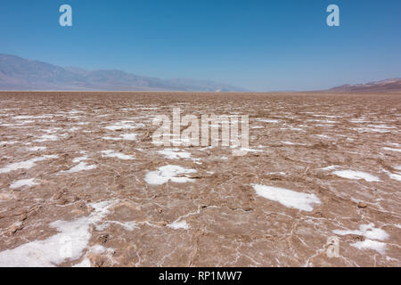 Vista attraverso la esagonale di crosta di sale sul bacino Badwater, Parco Nazionale della Valle della Morte, California, Stati Uniti. Foto Stock