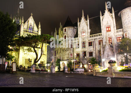Ba Na collina villaggio francese di notte in Da Nang ,Vietnam. Foto Stock