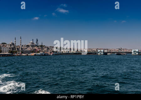 Una vista del quartiere Eminonu e il Ponte Galata dal Golden Horn Bay Foto Stock
