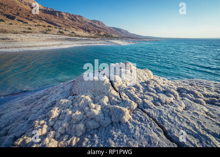 Cumulo di alite deposito sulla riva del Mar Morto in Giordania Foto Stock