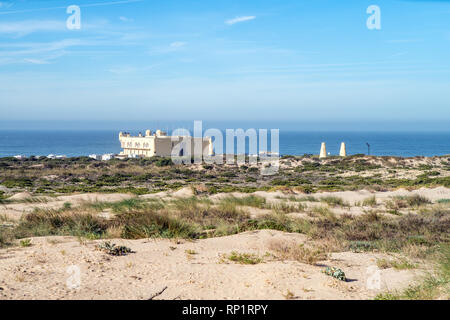 Vista delle dune di sabbia sulla spiaggia di Guincho vicino alla costa Atlantica. Paesaggio della giornata di sole e cielo blu . Cascais. Portogallo Foto Stock