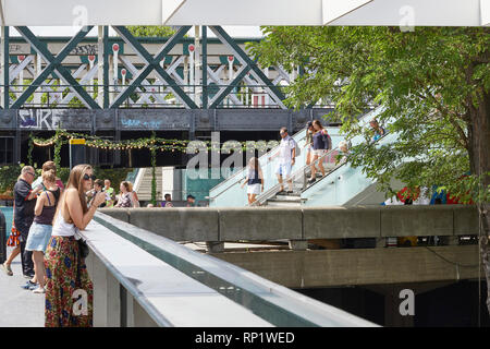 Fiume balaustra e Hungerford Bridge scala. Southbank Master Plan, Londra, Regno Unito. Architetto: Mica architetti, 2018. Foto Stock