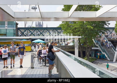 Sollevate la passerella lungo Southbank. Southbank Master Plan, Londra, Regno Unito. Architetto: Mica architetti, 2018. Foto Stock