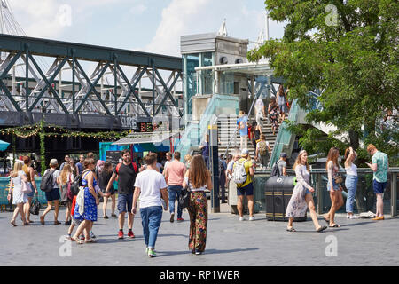 Hungerford Bridge scalinata con piazza. Southbank Master Plan, Londra, Regno Unito. Architetto: Mica architetti, 2018. Foto Stock