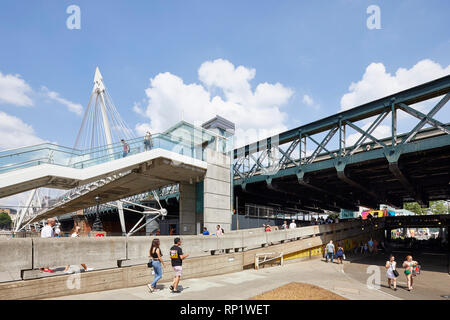 Sottopassaggio con Hungerford Bridge. Southbank Master Plan, Londra, Regno Unito. Architetto: Mica architetti, 2018. Foto Stock