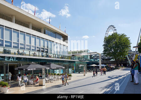 Vista lungo la Royal Festival Hall con la promenade. Southbank Master Plan, Londra, Regno Unito. Architetto: Mica architetti, 2018. Foto Stock