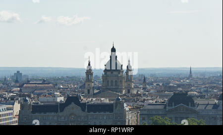 Vista superiore della Saint Stephen Basilica di s e tetti in Budapest, giornata soleggiata, Ungheria Foto Stock