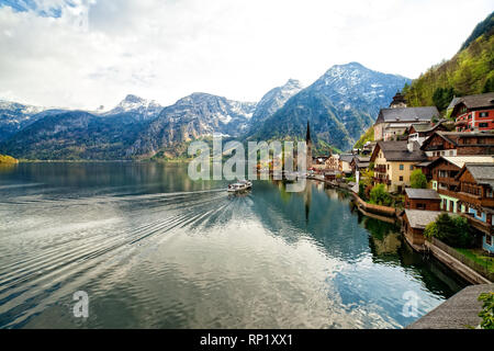 Hallstatt villaggio di montagna con lago Hallstatter nelle Alpi austriache Foto Stock