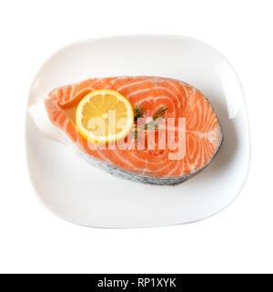 Salmone fresco bistecca su piastra di cena in montagna con le fette di limone isolato su bianco. Percorso di clipping incluso Foto Stock