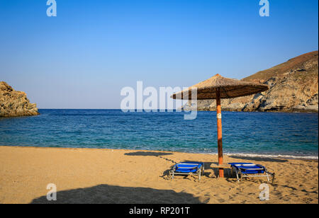 10.09.2018, Andros, Cicladi Grecia - lettini e ombrelloni sulla spiaggia Ormos Zorkou nel nord dell'isola. 00x180910D016CAROEX.JPG [modello rele Foto Stock