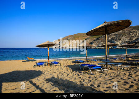 10.09.2018, Andros, Cicladi Grecia - lettini e ombrelloni sulla spiaggia Ormos Zorkou nel nord dell'isola. 00x180910D017CAROEX.JPG [modello rele Foto Stock