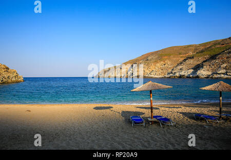 10.09.2018, Andros, Cicladi Grecia - lettini e ombrelloni sulla spiaggia Ormos Zorkou nel nord dell'isola. 00x180910D018CAROEX.JPG [modello rele Foto Stock