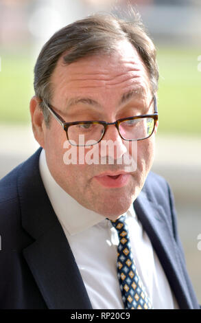 Richard Harrington MP (Cost: Watford / Sottosegretario di Stato parlamentare per l'industria e l'energia) lasciando la produzione nazionale Conferenza (Que Foto Stock