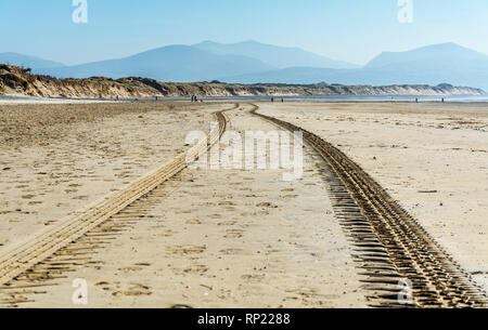 Tracce di pneumatici leader di mercato sulla spiaggia Llanddwyn, Newborough, Anglesey, Galles del Nord, Regno Unito. Preso il 15 febbraio 2019. Foto Stock