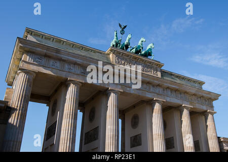 Una vista della famosa Porta di Brandeburgo a Berlino, Germania. Foto Stock