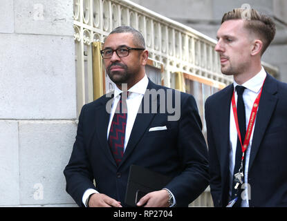 MP conservatore per Braintree e vice presidente del partito conservatore, James sapientemente (sinistra), passeggiate lungo Abingdon Street, vicino alla Casa del Parlamento, Londra. Foto Stock