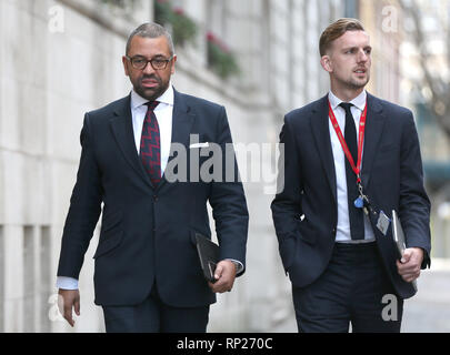 MP conservatore per Braintree e vice presidente del partito conservatore, James sapientemente (sinistra), passeggiate lungo Abingdon Street, vicino alla Casa del Parlamento, Londra. Foto Stock